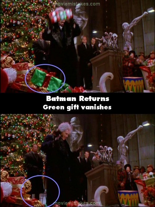 Phim Batman Returns (Người dơi trở lại), hộp quà lớn màu xanh ở trên đống quà đã không cánh mà bay